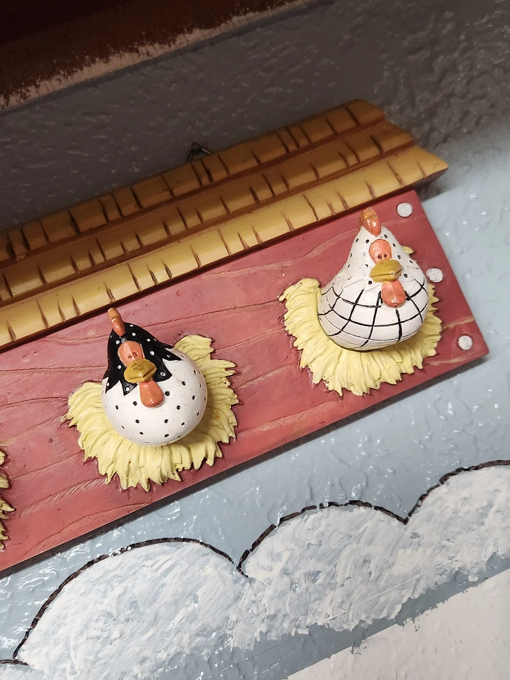 Decorative Chicken Hook Rack in Red and Yellow - Unbranded